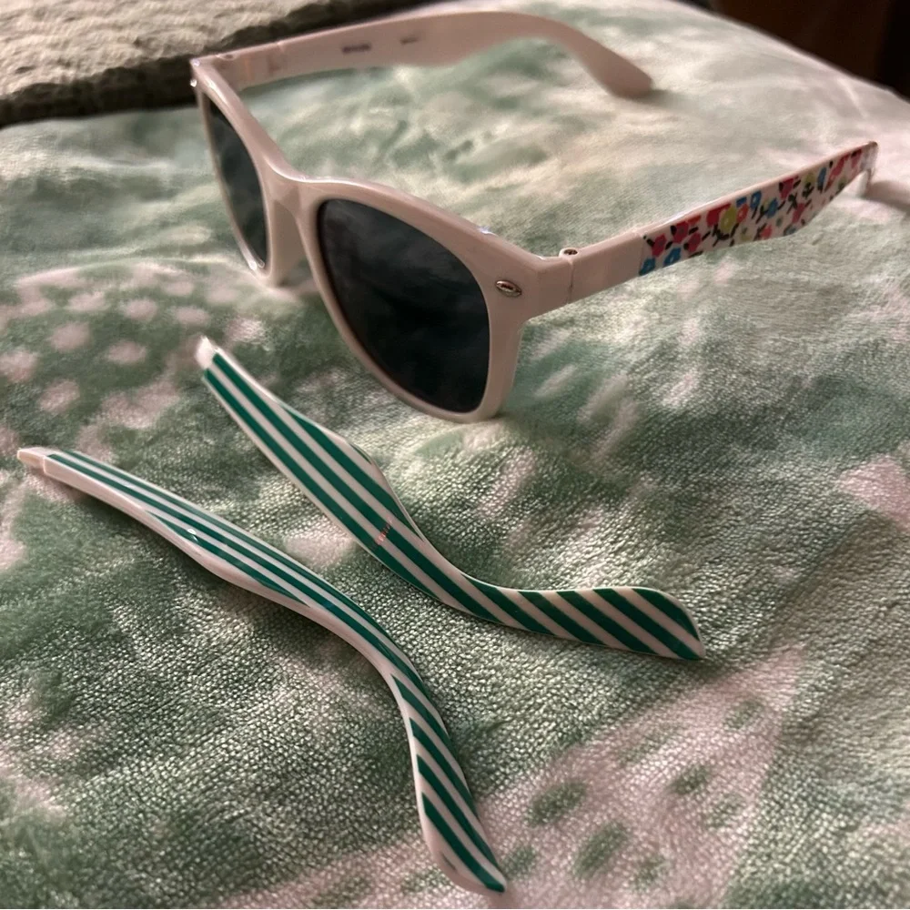 Sunglasses with interchangeable arms (floral and striped)